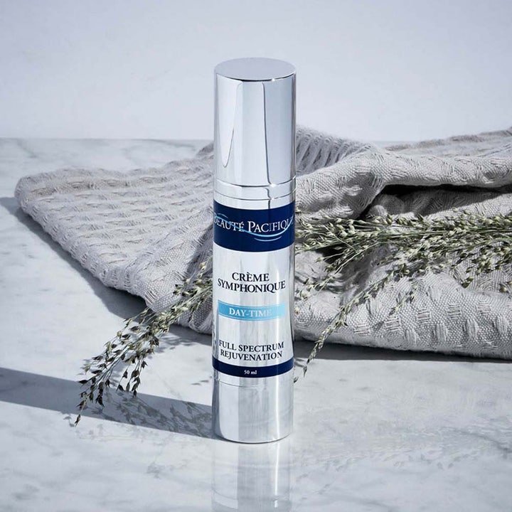 Beauté Pacifique Symphonique Day-Time 50 ml uudistava päivävoide hopeisessa pullossa marmorialustalla