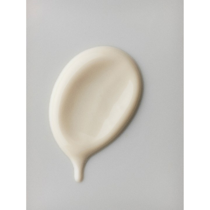 Rudolph Care Firming Therapy Rich Cream 50 ml kiinteyttävä kasvovoide on koostumukseltaan täyteläinen ja vaalea.