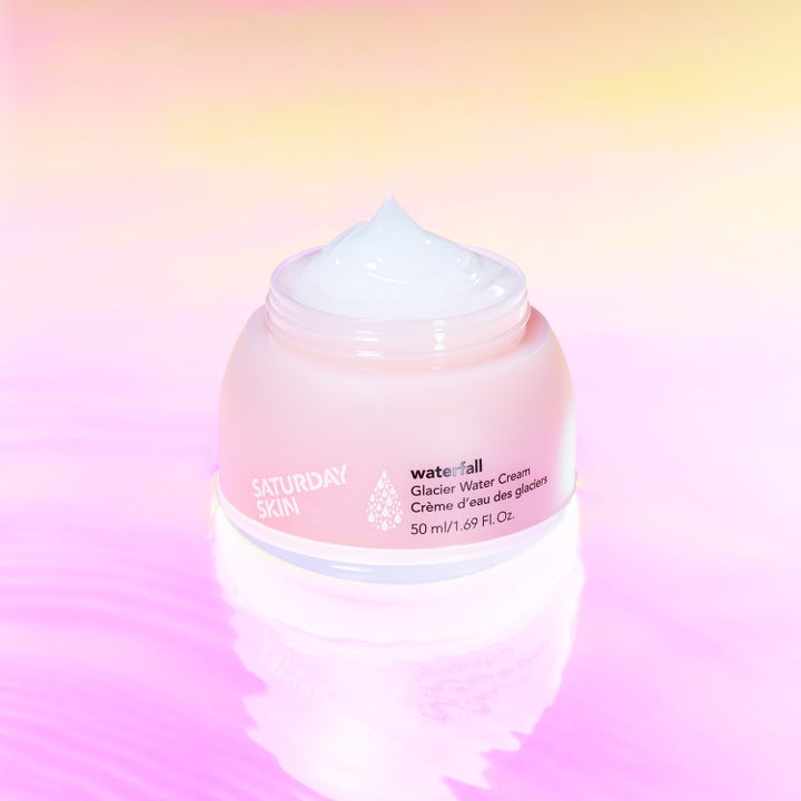Saturday Skin Waterfall Glacier Water Cream 50 ml kosteuttava päivävoide vaaleanpunaisessa purkissa veden päällä