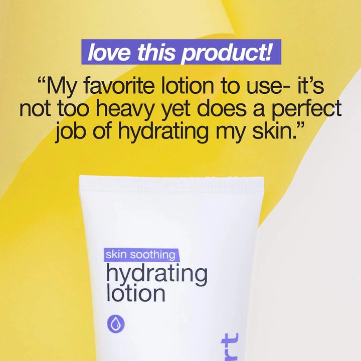 Dermalogica Skin Soothing Hydrating Lotion Duo rauhoittava kosteusvoide tuubissa keltaisella suositustekstitaustalla.