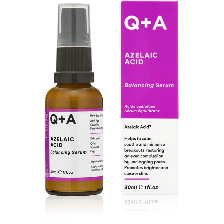Q+A Azelaic Acid Facial Serum 30 ml rauhoittava seerumi ruskeassa pumppupullossa ja violetissa pakkauksessa