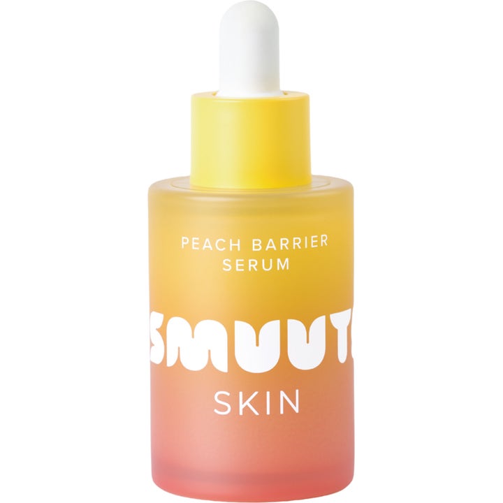 Smuuti Skin Peach Barrier Serum 30 ml ihoestettä vahvistava kasvoseerumi kelta-oranssissa huurretussa lasipullossa.