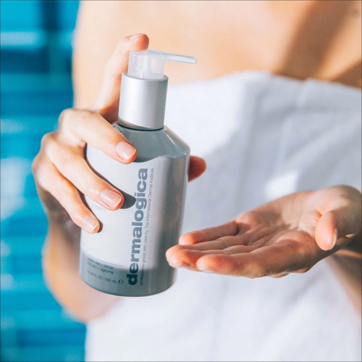 Dermalogica Body Hydrating Cream 295 ml kosteuttava vartalovoide harmaassa pumppupullossa pehmentää ihoa kylvyn jälkeen.