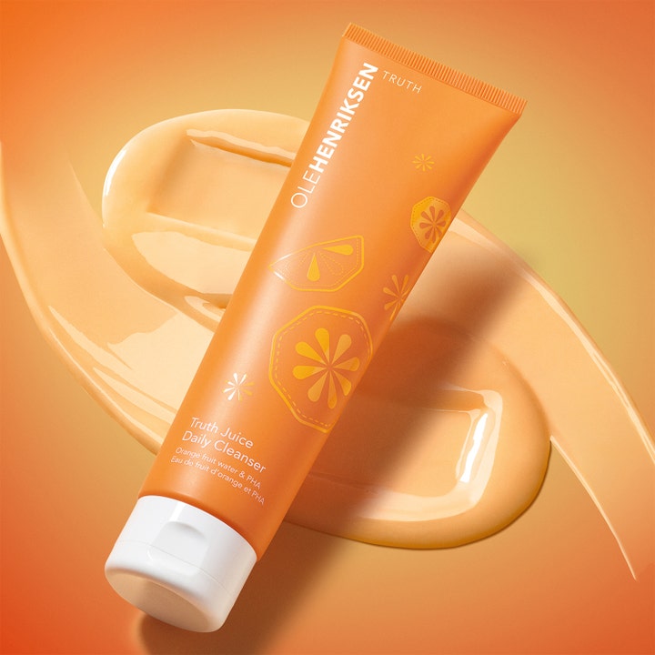 Ole Henriksen Truth Juice Daily Cleanser 147 ml kirkastava puhdistusgeeli oranssissa tuubissa ja pehmeä geelikoostumus.