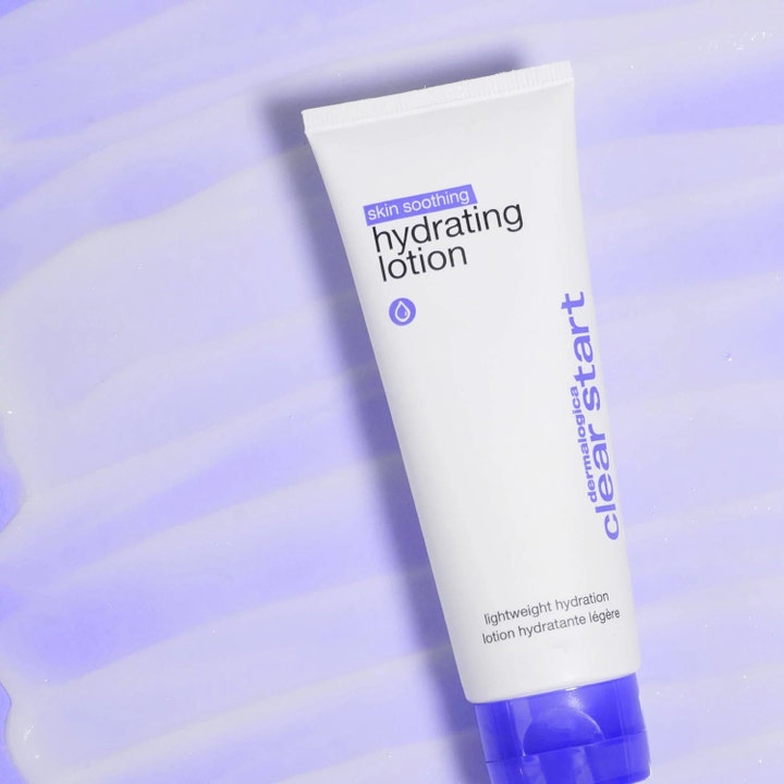 Dermalogica Skin Soothing Hydrating Lotion 59 ml rauhoittava kasvovoide valkoisessa tuubissa lilan tekstuurin päällä.