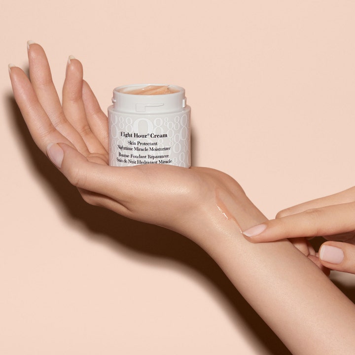 Elizabeth Arden Eight Hour Cream Nighttime Miracle Moisturizer 50 ml yövoide levitettynä iholle ranteeseen.