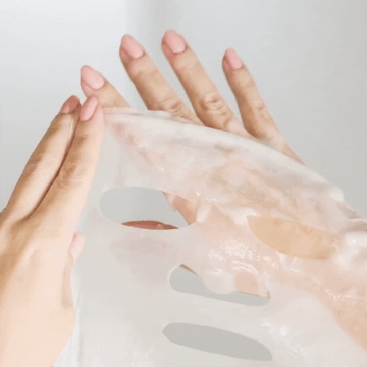 Saturday Skin Cotton Cloud Probiotic Power Sheetmask 25 ml kosteuttava kangasnaamio käsissä pideltynä.