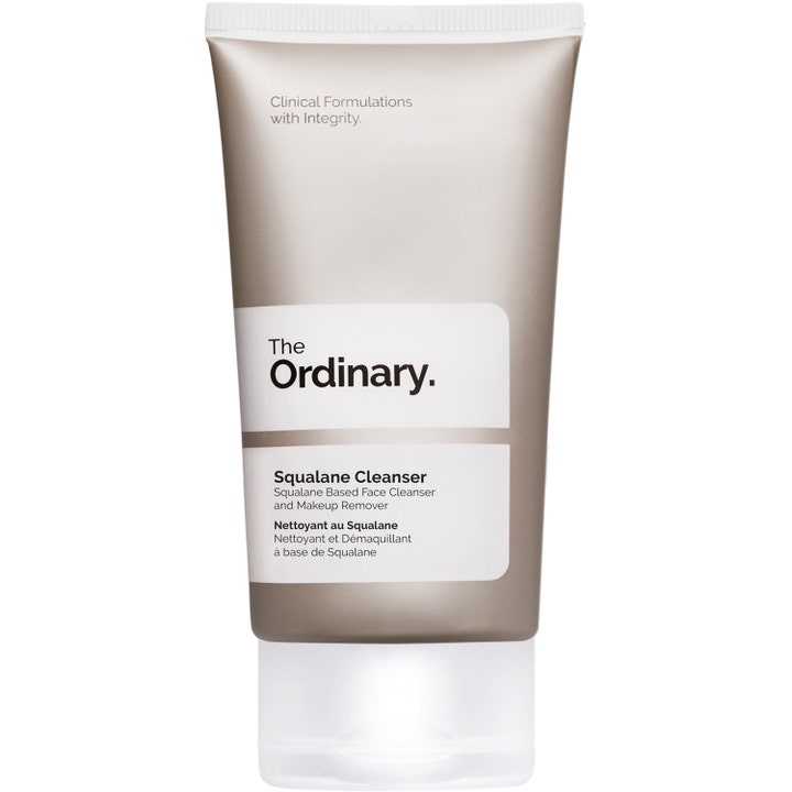 The Ordinary Squalane Cleanser puhdistustuote poistaa meikin ja epäpuhtaudet harmaassa tuubissa.