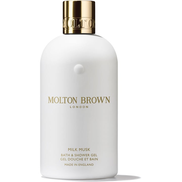 Molton Brown Milk Musk 300 ml suihkugeeli puhdistaa ihon hellästi valkoisessa pullossa, jossa on tyylikäs kultainen korkki.