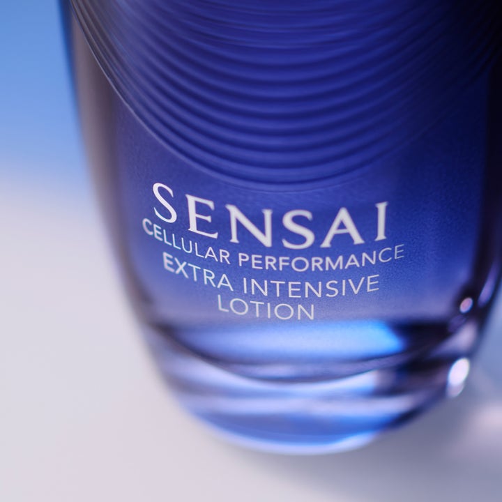 Sensai Cellular Performance Extra Intensive Lotion 125 ml seerumi sinisessä lasipullossa
