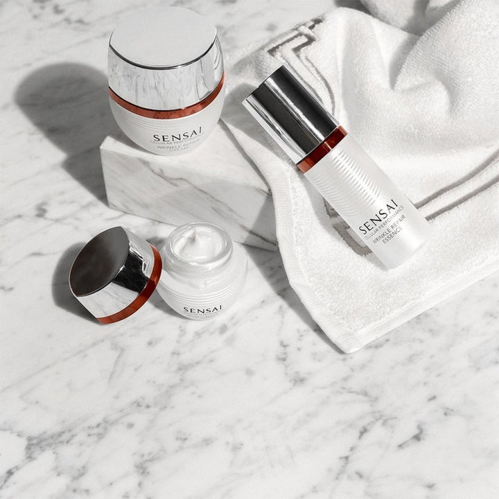 Sensai Wrinkle Repair 55 ml syviä ryppyjä silottava hoito valkoisissa purkeissa marmorialustalla.