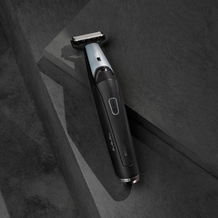 BaByliss Triple S Beard Trimmer 1 kpl partatrimmeri tarkkaan ajoon tyylikäs musta laite tummalla kivellä.