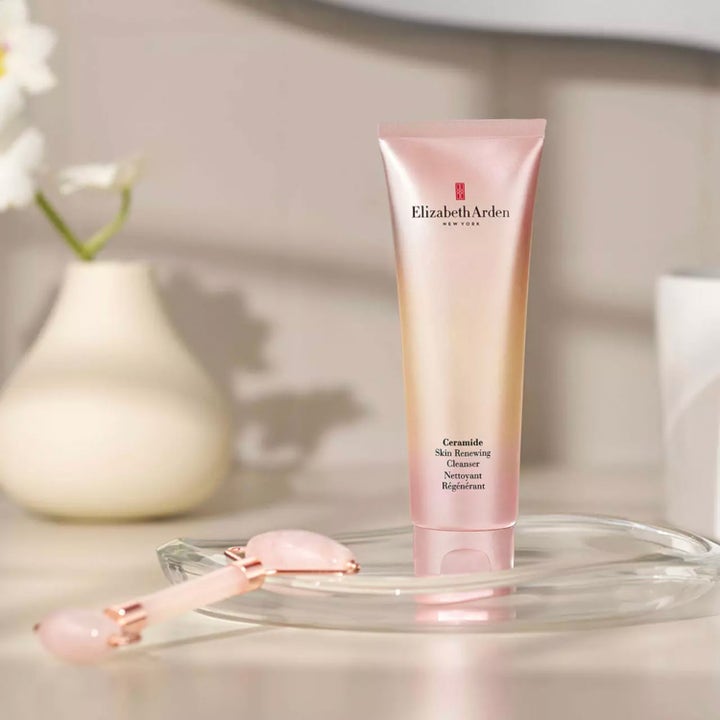 Elizabeth Arden Ceramide Skin Renewing Cleanser 125 ml puhdistusgeeli ja jaderulla lasitarjottimella.