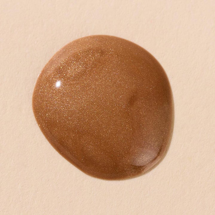 Hickap Bronze Glow Serum 30 ml hehkua antava hyaluronihapposeerumi kimaltelevana pronssisena koostumuksena.