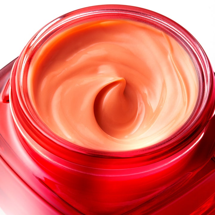L'Oréal Paris Revitalift Ginseng Glow 50 ml heleyttävä päivävoide ja persikanvärinen täyteläinen koostumus punaisessa purkissa