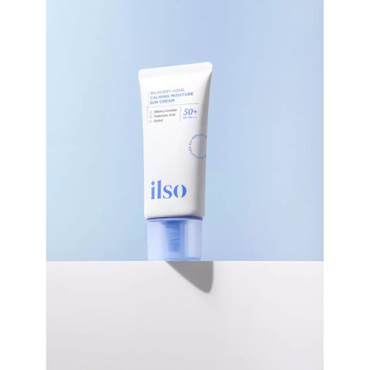Ilso Bilberry Sun Cream 50 ml rauhoittava SPF 50 aurinkovoide kasvoille valkoisessa tuubissa jossa on sininen korkki