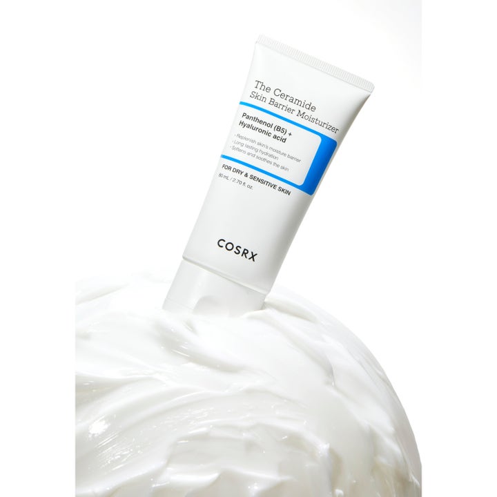 COSRX The Ceramide Skin Barrier Moisturizer 80 ml vahvistava kasvovoide paksussa valkoisessa voiteessa