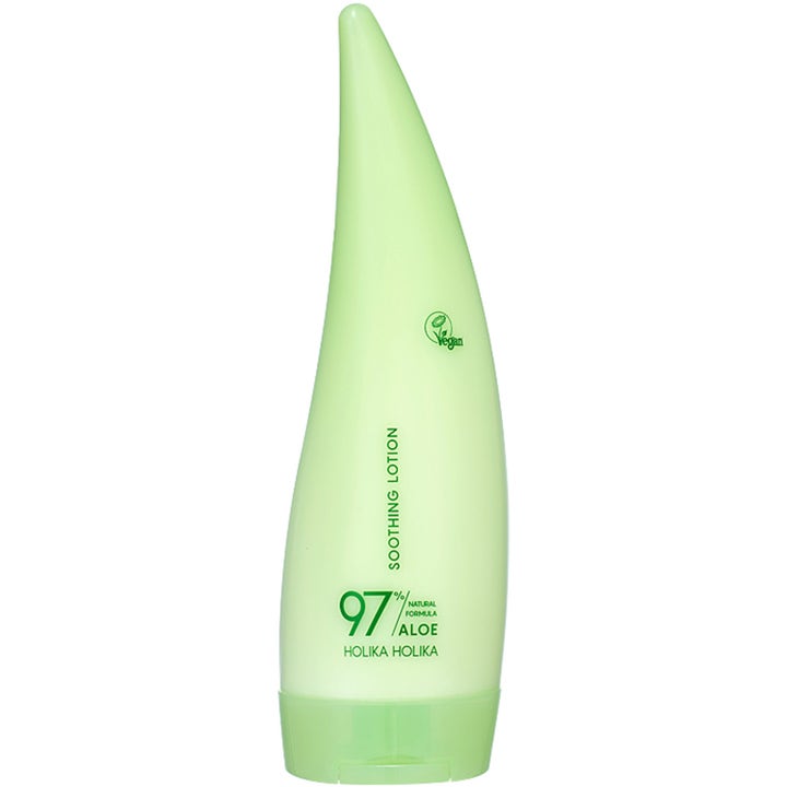 Holika Holika Aloe 97% Soothing Lotion 240 ml kosteusemulsio rauhoittaa ihoa vaaleanvihreässä aloe-lehden muotoisessa pullossa.