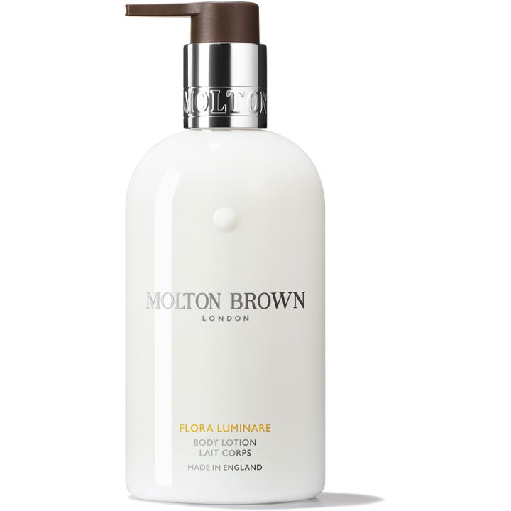 Molton Brown Flora Luminare 300 ml heleyttävä vartalovoide valkoisessa pullossa jossa on hopeinen pumppumekanismi