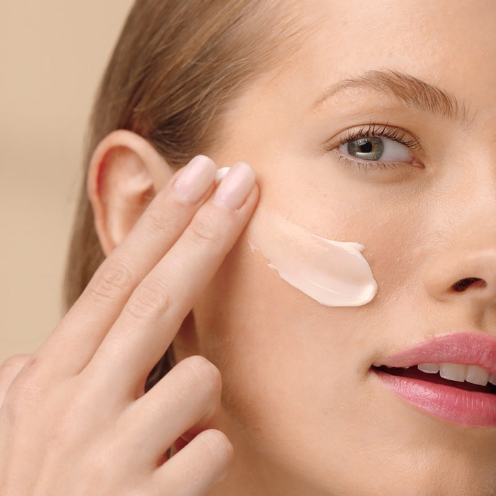 Estée Lauder Revitalizing Supreme + Soft Cream 30 ml kiinteyttävä kasvovoide levitettynä sormin poskelle.