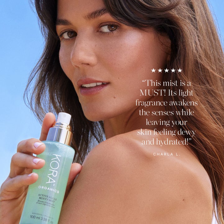 KORA Organics Active Algae Minty Mist 100 ml virkistävä kasvosuihke naisen kädessä ulkoilmassa