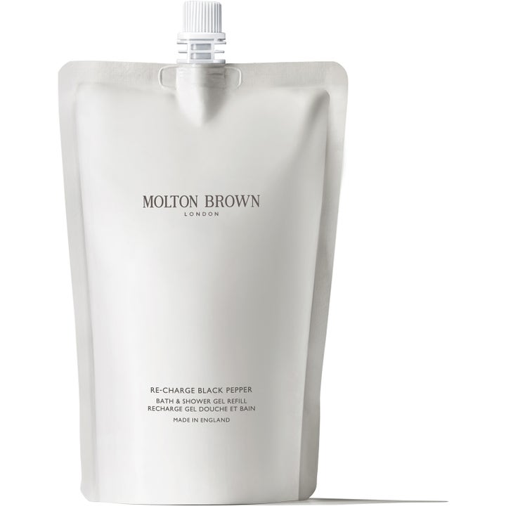Molton Brown Re-charge Black Pepper energisoiva suihkugeelin täyttöpakkaus valkoinen muovinen pussi valkoisella korkilla.