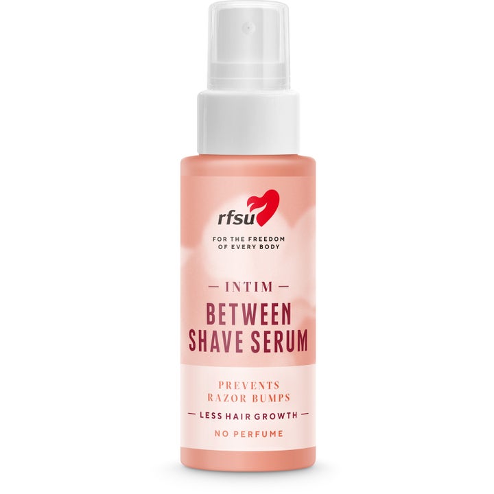 RFSU Intim Between Shave Serum estää ihoärsytystä persikanvärisessä suihkepullossa jossa on valkoinen korkki.
