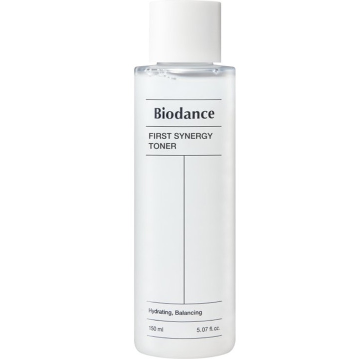 Biodance First Synergy Toner 150 ml kosteuttava ja tasapainottava kasvovesi kirkkaassa pullossa valkoisella korkilla.