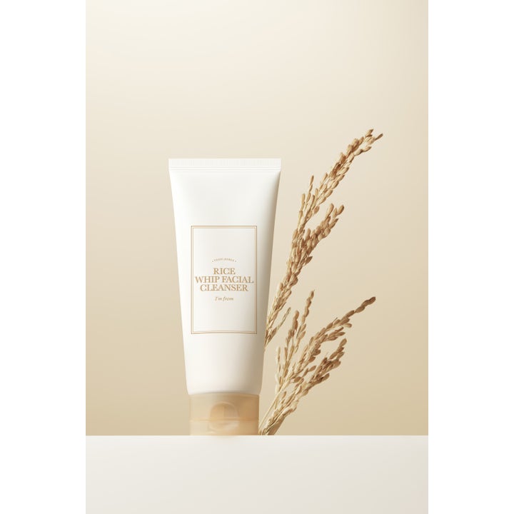 I'm from Rice Whip Facial Cleanser 30 ml kirkastava puhdistusaine valkoisessa tuubissa riisintähkien rinnalla.