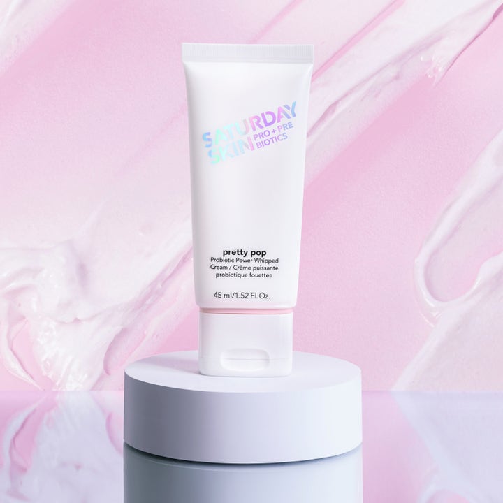 Saturday Skin Pretty Pop Probiotic Power Whipped Cream 45 ml kosteusvoide valkoisessa tuubissa vaaleanpunaisella taustalla