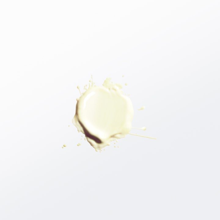 Clarins Sun Spray Lotion SPF50+ 50 ml aurinkovoide antaa korkean suojan ja siinä on kermainen vaalea koostumus.