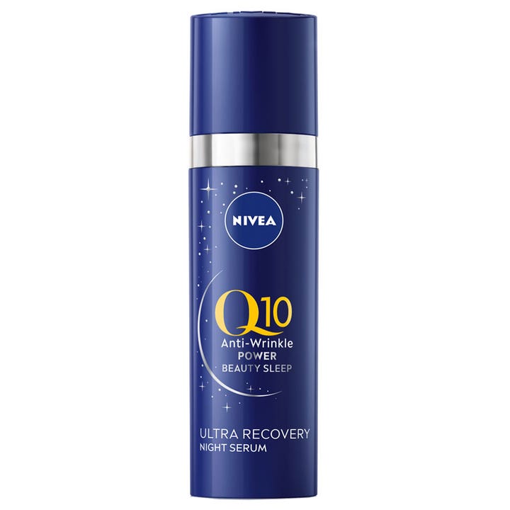 Nivea Q10 Anti-Wrinkle Ultra Recovery Night Serum 30 ml silottava yöseerumi tummansinisessä pumppupullossa.