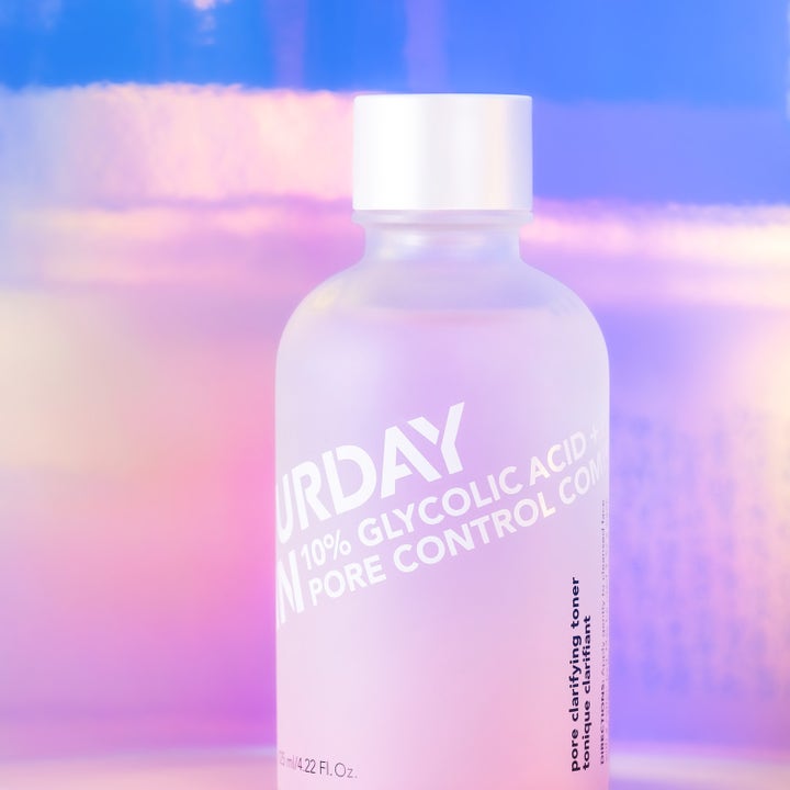 Saturday Skin Pore Clarifying Toner 125 ml kirkastava kasvovesi huurteisessa pullossa sateenkaaritaustalla.