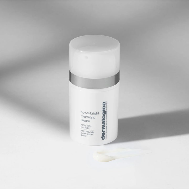 Dermalogica Powerbright Overnight Cream 50 ml kirkastava yövoide valkoisessa pumppupullossa ja voidetekstuuri