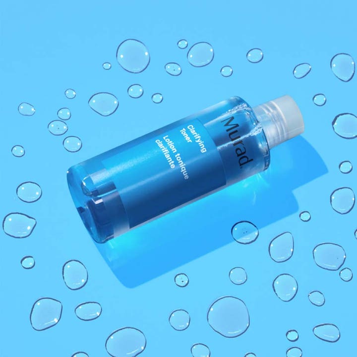 Murad Blemish Control Clarifying Toner 180 ml puhdistava kasvovesi sinisessä pullossa vesipisaroiden ympäröimänä.