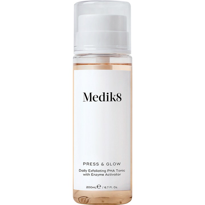 Medik8 Press & Glow 200 ml kuoriva PHA-kasvovesi kirkkaassa pumppupullossa luo iholle tervettä heleyttä.