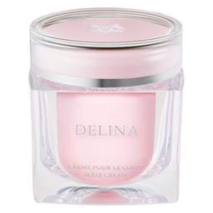 Parfums de Marly Delina Body Cream kosteuttava vartalovoide vaaleanpunaisessa lasipurkissa hopeisella reunalla.