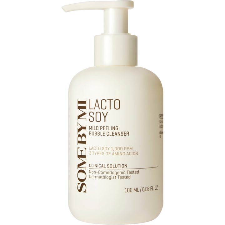 Some By Mi Lacto Soy Mild Peeling Bubble Cleanser 180 ml hellävaraisesti kuoriva puhdistusvaahto valkoisessa pumppupullossa