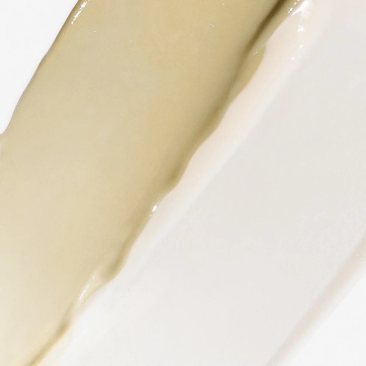 Dermalogica PowerBright Dark Spot System pigmenttiläiskät häivyttävä setti beigellä ja valkoisella voidekoostumuksella.