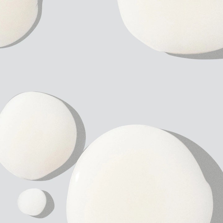 Dermalogica PowerBright Dark Spot Serum 30 ml seerumi pigmenttiläiskille ja sen täyteläinen valkoinen koostumus