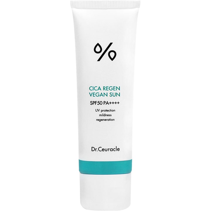 Dr. Ceuracle Cica Regen Vegan Sun SPF50 rauhoittava aurinkovoide valkoisessa tuubissa jossa on turkoosi yksityiskohta.