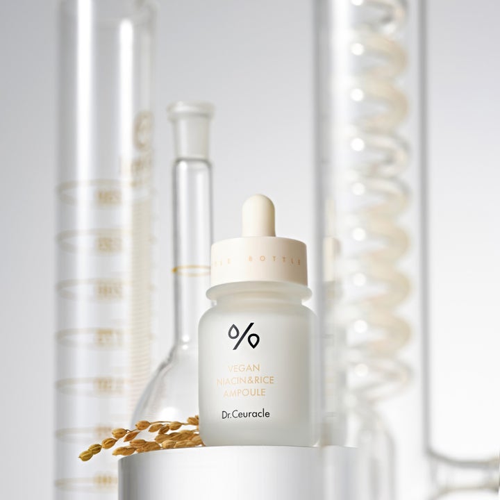 Dr. Ceuracle Vegan Niacin & Rice Ampoule 30 ml kirkastava seerumi huurteisessa lasipullossa laboratoriotunnelmassa.