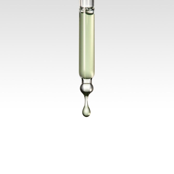 Dr. Ceuracle Vegan BHA & Matcha Ampoule 30 ml kirkastava seerumi ja pipetistä tippuva vihreä hoitoneste