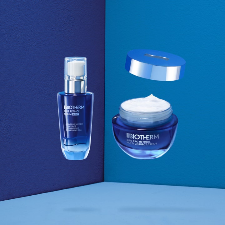 Biotherm Blue Pro-Retinol 50 ml silottava kasvovoide avatussa sinisessä lasipurkissa ja yöseerumi taustalla.
