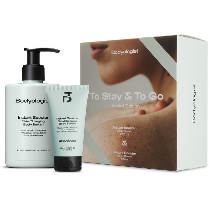 Bodyologist To Stay & To Go 275 ml ja 50 ml uudistava vartaloseerumisetti valkoisessa pumppupullossa ja vaaleassa tuubissa.