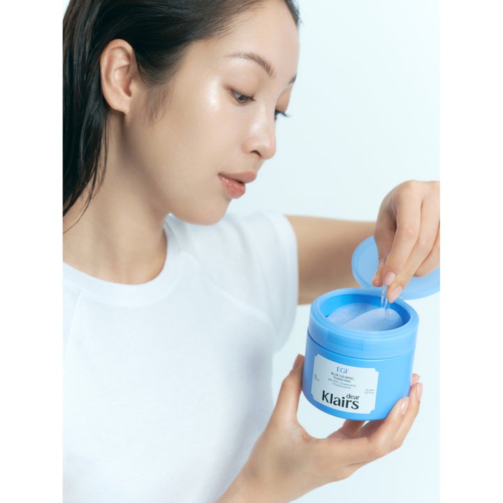 Klairs EGF Blue Calming Toner Pad 60 kpl rauhoittava kasvovesi nainen poimii lapun pinseteillä sinisestä purkista