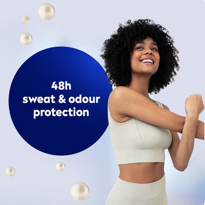 NIVEA Pearl & Beauty Deospray 150 ml suojaa ihoa ja esittelee hymyilevän naisen ja helmiä vaalealla taustalla.