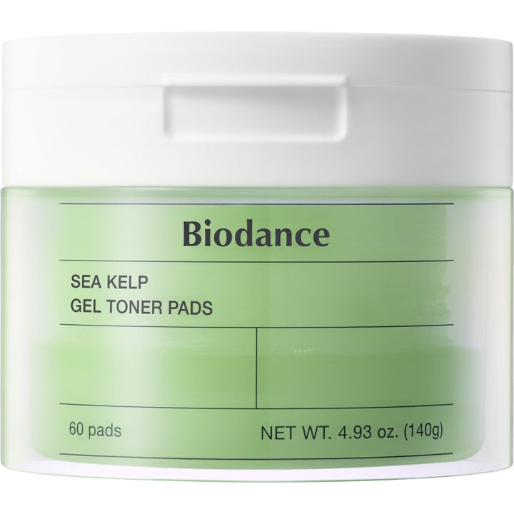 Biodance Sea Kelp Gel Toner Pads 60 kpl rauhoittavat kasvovedellä kostutetut laput vaaleanvihreässä purkissa.