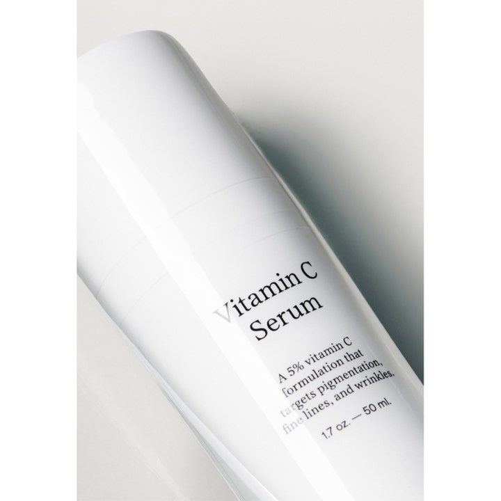 Jorgobé Vitamin C Serum 50 ml kirkastava seerumi valkoisessa pullossa häivyttää pigmenttimuutoksia ja juonteita.
