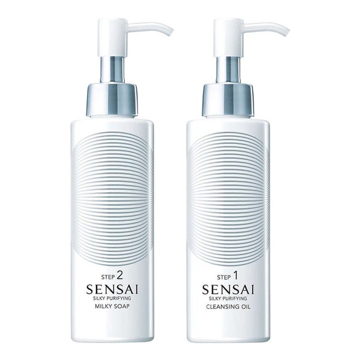 Sensai Silky Purifying Cleansing Oil ja Milky Soap puhdistussetti syväpuhdistaa ihoa kaksi valkoista pumppupulloa hopealla.
